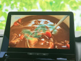映像を画面で楽しめるテレビ機能を備えています。停車中の待ち時間などに番組を視聴でき、車内で過ごす時間をより快適に演出。見やすい画面で映像を楽しめます。