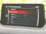 BluetoothやUSB、CD、AUXなど複数の音源が画面に表示され、利用したい項目を選びやすい仕様です。お好みの方法で音楽を楽しめるため、通勤や長距離のお出かけにも便利です。
