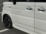 前席側のドアには、ボディの立体的なプレスラインが映え、側面に表情を添えています。ハンドルまわりもまとまりがあり、乗り降りの際に使いやすい配置です。