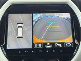 車両後方の映像と俯瞰した周囲の様子を画面で確認でき、駐車時の周辺確認に役立ちます。ガイド線も表示されるため、車庫入れや駐車位置を合わせる際に便利です。