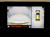 パノラミックビューモニターを装備。駐車場や交差点でクルマを真上から見るように周囲を確認できます。機能の詳細は販売店スタッフまでおたずねください。
