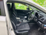 運転席と助手席にゆとりを感じられる配置で、乗り降りもしやすい開口部です。前方やサイドの視界を確保しやすく、落ち着いた色合いのシートと室内で快適に過ごせます。
