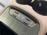 【シートヒーター&ベンチレーション】夏場は涼しい風でお尻や背中の熱やムレを防ぎ、冬はエアコンよりも早く温まってポカポカに!季節を問わず快適に過ごせます。