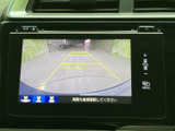 画面には車両後方の映像とガイドラインが表示され、駐車時に後ろの状況を確認する際に役立ちます。画面内の案内も見やすく、駐車場での切り返しや後退時の確認をサポートします。