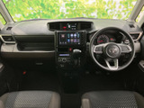 運転席から助手席まで見渡しやすく、前方の視界も広々と感じられる室内です。左右にゆとりを持たせた座席配置で、毎日の移動も落ち着いて過ごせる空間となっています。
