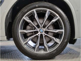 【BMWアロイホイル】軽量かつ強度に拘ったアロイホイル。走行性能ポテンシャルを引き出す設計。車の足元を引き締めてくれる大きなポイントはアロイホイルです。