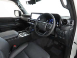高級感のある美しいインテリアデザインの運転席です。