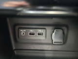 ●USB・AUX接続:お手持ちのミュージックプレーヤーを接続し、車内でお気に入りの音楽を気軽に楽しむことができます。