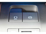 【電動パーキングブレーキ】パーキングブレーキは便利な電動式!ボタン一つで操作でき、アクセルを踏めば自動で解除されます、レバーやペダルが無いので運転席廻りもすっきりしますね