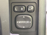 【電動格納ミラー】サイドミラーは電動格納式となっており、狭い駐車場でもキズがつくリスクを抑えられます。