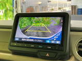 後方の周囲を画面で確認しながら駐車でき、ガイド線も目安として活用できます。停車時の車庫入れや狭い場所での切り返しをサポートし、周囲への注意を促してくれる装備です。