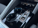 Audiのシフトレバーは、高級感と先進技術を反映したデザインが特徴です。オートマチックトランスミッションやデュアルクラッチトランスミッション(Sトロニック)を採用しております。