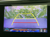 後方の映像とガイド線を画面で確認でき、駐車時の周囲確認をサポートします。車庫入れや狭い場所での取り回しの際にも、目視と合わせて活用いただける装備です。