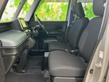 前席は視界が広く、フロントまわりまで見渡しやすい室内です。運転席と助手席にゆったりと座れるシートを備え、落ち着いた色合いの内装がまとまった印象。乗り降りの際も室内の様子を確認しやすい空間です。