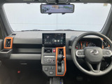 運転席から前方を見渡しやすい視界が確保され、周囲の状況を確認しながら運転できます。シートは柄入りの生地とオレンジのステッチが印象的で、乗り降りしやすい足元の空間も備わります。