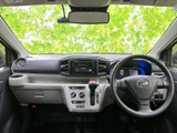 運転席から助手席まで見渡しやすいレイアウトで、前方の視界も広々と感じられます。明るい色を取り入れた室内は清潔感があり、毎日の移動も落ち着いてお過ごしいただけます。