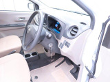 運転席足元も広々! ペダル操作がしやすく、毎日の通勤やお買い物など、快適なドライブをサポートします♪