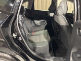 後部座席は足元広々でゆったりと乗れるスペースです♪