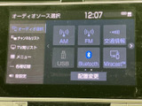 AM・FMのほか、USBやBluetoothなど複数の音源が一覧で表示され、用途に合わせて選択できます。項目が整理されているため、音楽や交通情報などを使いたいときにも選びやすい構成です。