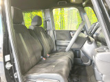 運転席まわりには十分なスペースがあり、大柄な方でもゆったり運転していただける環境です。