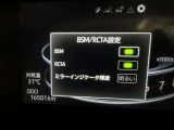 隣車線を走る車両をレーダーで検知し、ドアミラーでは確認しにくい後側方エリアに存在する車両に加え、急接近してくる車両も検知します。車両を検知するとドアミラーに搭載されたLEDインジケーターが点灯します。