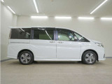 リアには左右スライドドアを採用。狭い駐車場でも開閉しやすく、強風の日でもドアが煽られにくくなっております。小さなお子さまやご年配の方も安心して乗り降りできます。