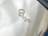 【ブラインドスポットインフォメーション】走行中、ドアミラーの死角になりやすい箇所に後続車が接近するとサイドミラー付近に警告を表示、ドライバーに注意喚起をしてくれます。