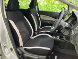 前席は座面と背もたれに配色のアクセントが入り、落ち着いた車内にほどよい明るさを添えています。運転席まわりを見渡しやすく、乗り降りの際も室内の様子を確認しやすい空間です。