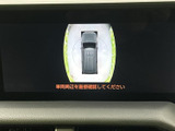 車両を上から捉えた映像で、車体の周囲の様子を確認できます。駐車時に周辺との位置関係を把握しやすく、目視での確認とあわせて活用できる心強いサポート装備です。