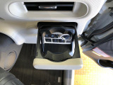 便利なドリンクホルダーが付いています。