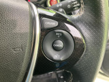 ステアリングにクルーズ関連のスイッチをまとめ、運転姿勢を保ったまま手元で操作しやすい配置です。各表示が見やすく、日常の運転時にも使い方を確認しやすい実用的な装備です。