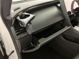 何かと便利なグローブボックス。メンテナンスノートや車検証、ちょっとしたメモと筆記用具等を入れておくとあればもしもの時にも便利ですね。