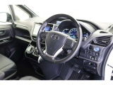 【運転席&助手席】シートは落ち着いたデザインです。クリーニング済みですので清潔感があり気持ち良く乗っていただけます♪