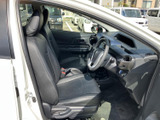 運転席まわりはシートや足元にゆとりが感じられ、前方を見渡しやすいレイアウトです。座面と背もたれが身体を受け止め、乗り降りの際も各部へアクセスしやすい実用的な空間となっています。