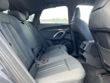 体を支えるためにシートを硬めにしております。長時間の運転でも疲れにくいように、サポート力重視で設計されております。