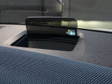 ヘッドアップディスプレイは目線を逸らすことなく、スピードを確認できます。閉じることも可能。