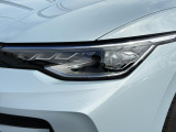LEDマトリックスヘッドライト「IQ.LIGHT」。対向車や先行車を検知し、LEDを個別制御。まぶしさを抑えながら、夜間の視界をしっかり確保します。