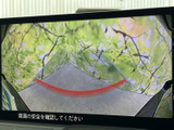 車両周辺の状況を画面で確認でき、駐車時などに周囲へ気を配るためのサポートになります。表示された映像を目安にしながら、目視も併用して安全確認にお役立てください。