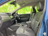 助手席から運転席まで見渡しやすく、前席それぞれにゆったり座れる空間が広がります。シートまわりや足元もすっきりまとまり、同乗する方にもくつろいでいただける室内です。