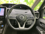 手元に各種スイッチがまとまり、運転姿勢を保ちながら必要な操作へ手を伸ばしやすい配置です。メーターやナビ画面も視界に入り、日々の運転で使う装備をまとめて扱いやすい点が便利です。