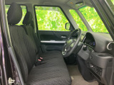 前席は運転席と助手席が並び、座面や背もたれには落ち着いた柄のシートが採用されています。窓から外を見渡しやすく、乗り降りの際にも室内の広さを感じられる空間です。