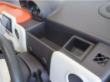 ドリンクや小物を整理しやすい車内収納。毎日の運転を快適にする工夫が詰まっています。