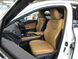 フロントシートには、長時間の運転でも姿勢の崩れないTNGA骨格を採用するとともに、深吊り構造を採用し、コーナリング中のドライバー姿勢を安定させます