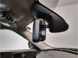 MINIではルームミラーの裏側にETCの車載器が内蔵されており、別途で車載器の購入必要なしで非常にスマート。皆様が驚かれるポイントのでもあります