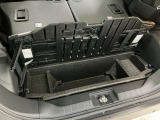 【ラゲージアンダーボックス】転がりやすい小さなお荷物などはこちらのボックスがお役立ち。スペースを有効活用しスッキリした車内空間に!