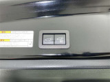 電動式バックドアです。 荷物を持ったままでもボタン一つで自動的に開け閉めできるので便利ですよ。 挟み込み防止機能も付いていますのでお子様の手や荷物を挟み込むのを防いでくれますよ。