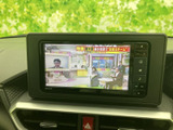 テレビ番組を停車中に視聴できる装備です。休憩のひとときに映像を楽しめるため、車内で過ごす時間の選択肢が広がります。画面上で番組を確認しながらお使いいただけます。