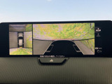 車両周囲の様子を画面で確認でき、駐車時や狭い場所での取り回しをサポートします。複数の視点を切り替えて周辺を把握できるため、日常の駐車にも役立ちます。