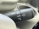 矢印やライトの表示がレバー上に記され、点灯位置も確認しやすい配置です。AUTO表記も備わり、周囲の明るさに応じた日常の操作を分かりやすく行えます。
