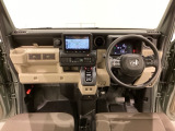 車内は光触媒抗菌消臭施工済です。インパネ周りはスタイリッシュなデザインで機能や装備も充実しています。グローブボックスやカップホルダーのほかにトレーなどたくさんの収納スペースが付いています。